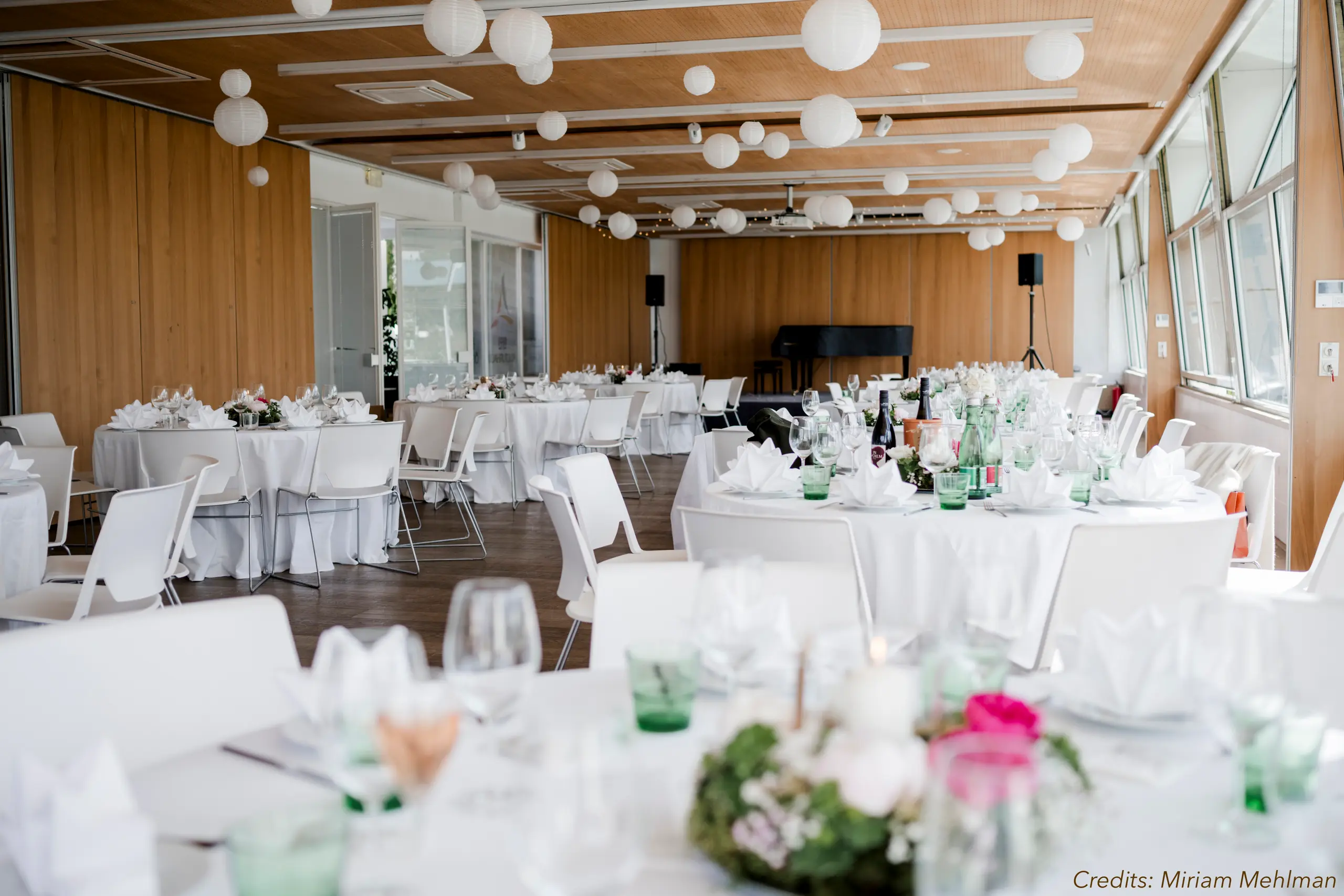 19:00 — Festtafel im Saal.